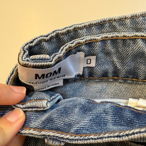 Mom Refuge Denim distressed cropped straight leg medium wash denim jeans size 0 - Picture 5 of 15